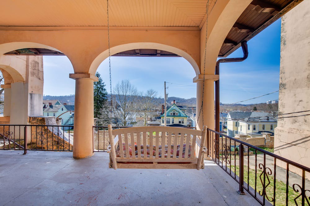 Wheeling Condo | Historic Wheeling Condo w/ Fireplace Near Museums!