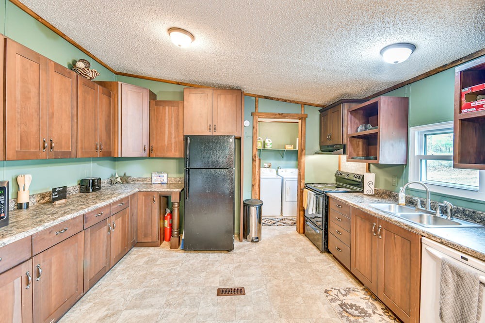 Union Springs House | Rustic Union Springs Home w/ Gas Grill + Deck!