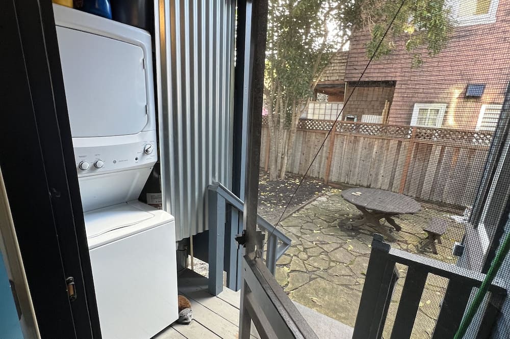 South Berkeley House | Beautifully Landscaped Furnished Convenient Berkeley Home