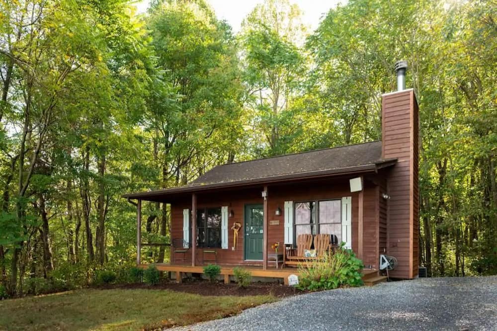 Steeles Tavern Cabin | Ivy Cabin, Hot tub and on site Spa!