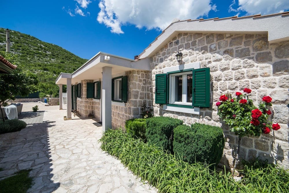 Vrgorac Villa | Willa near Makarska with heated pool,quiet location