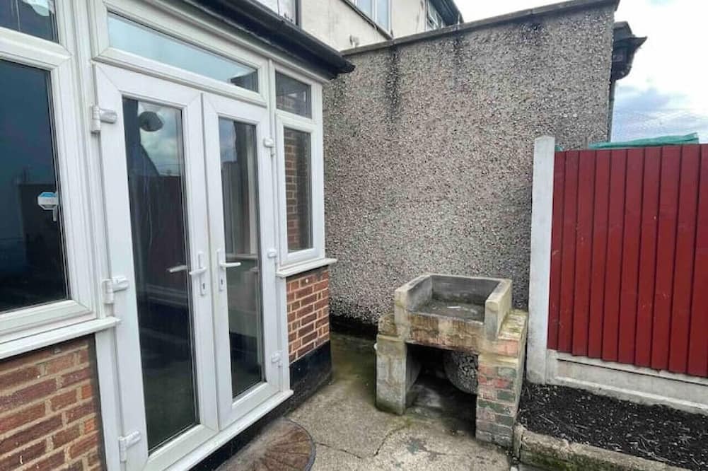 Lea Bridge House | Twin Tranquility- Room in Leyton