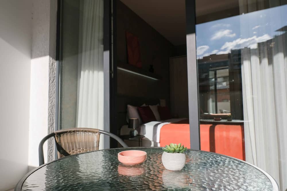 Vera Hotel | Round Garden