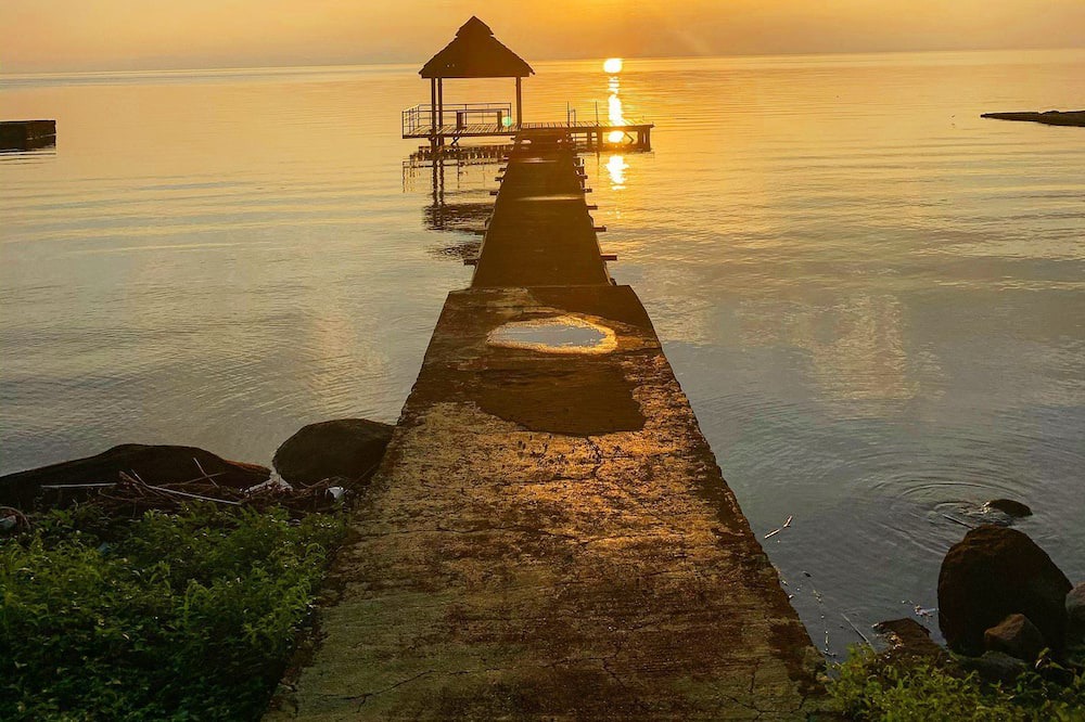 Santa Cruz Other | Spacious rustic lakefront house overlooking Maderas volcano