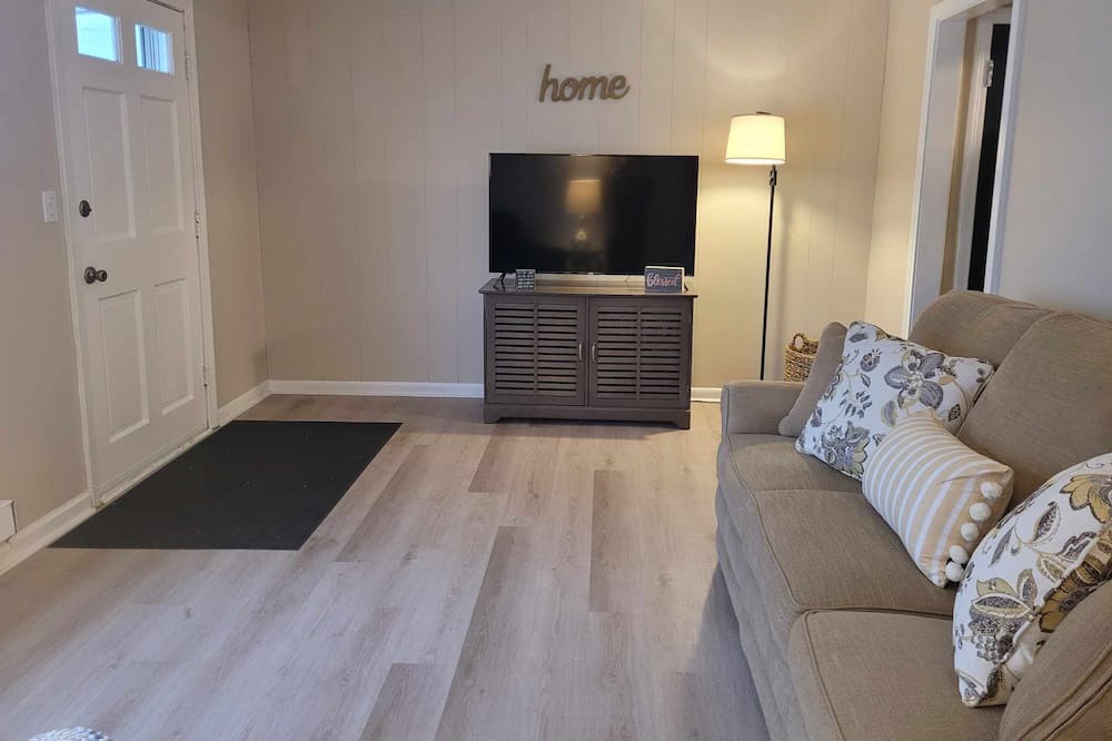 Lindbergh Lawns House | Cozy Cape convenient to Fairgrounds, Downtown,Hospitals,Amphitheater & much more
