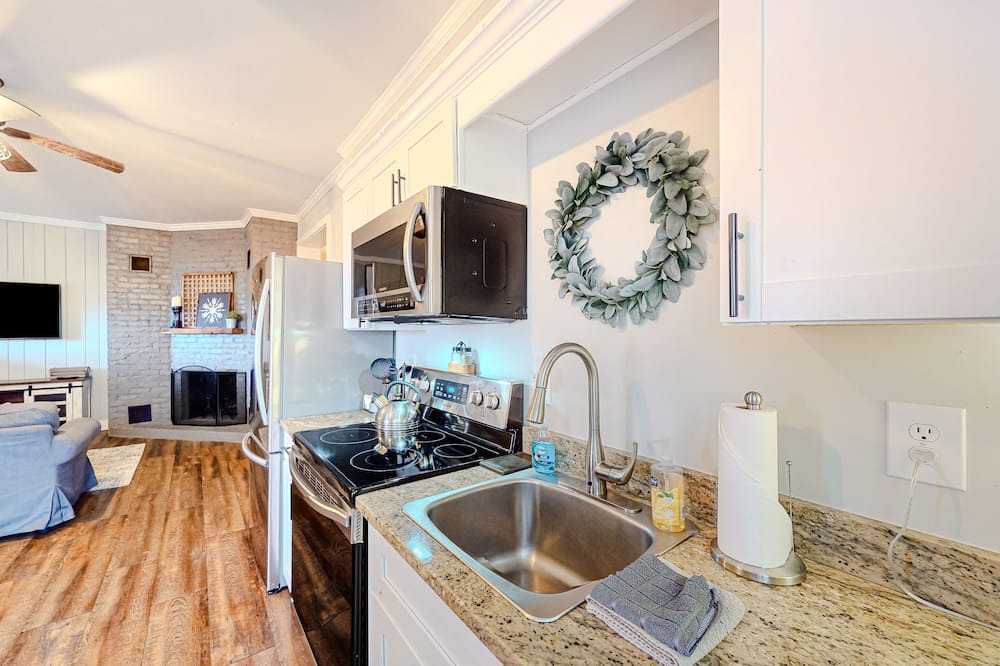 Kingsport House | Sunlit retreat with amazing mountain views, firepit, patio, AC & fireplace