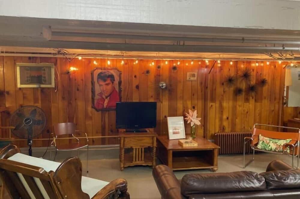 Troy Apartment | Historic Downtown Troy. Walking distance to Russell sage college, minutes to RPI