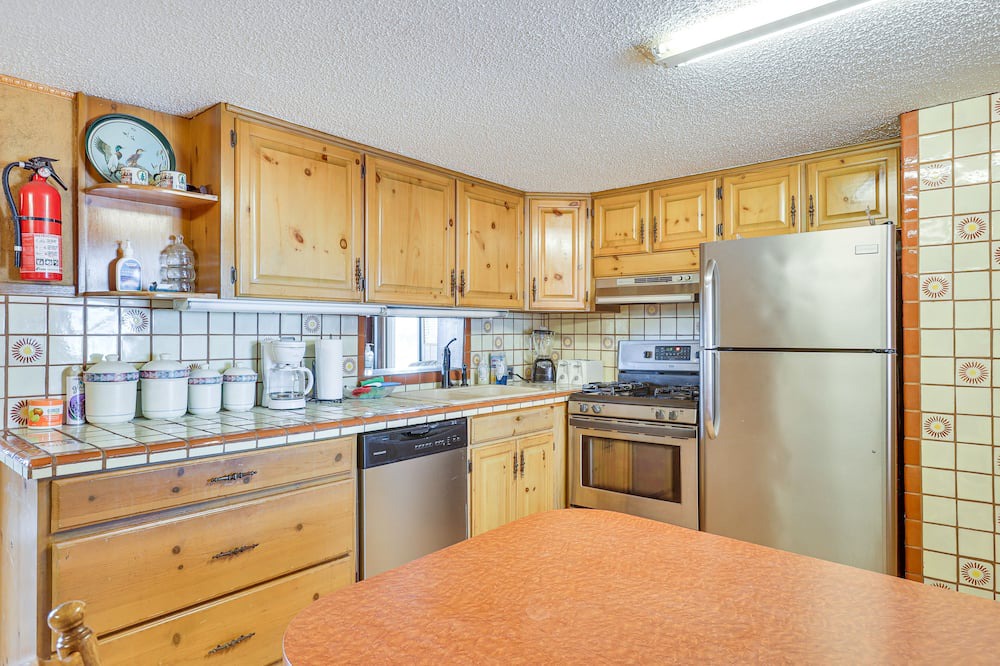 Hutchinson House | Hutchinson Home w/ Pond Access - 3 Mi to Town!
