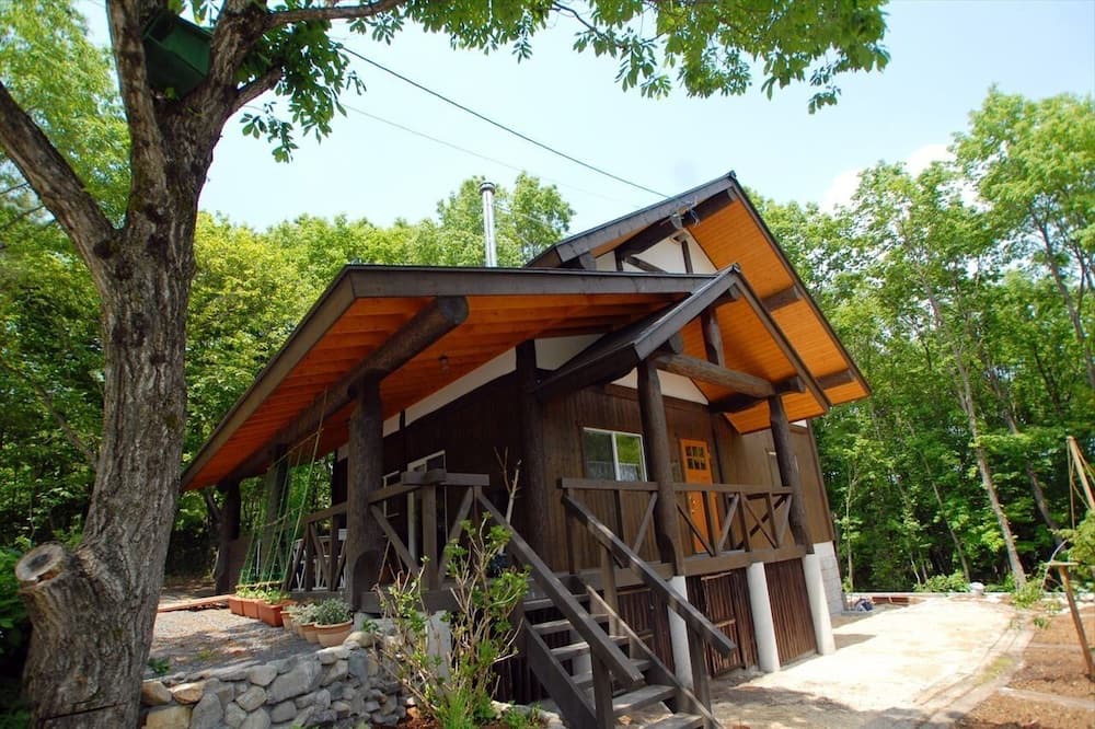 Kofu-cho RV Rental | White walled log cottage 10 people Swing ope / Maniwa City Okayama