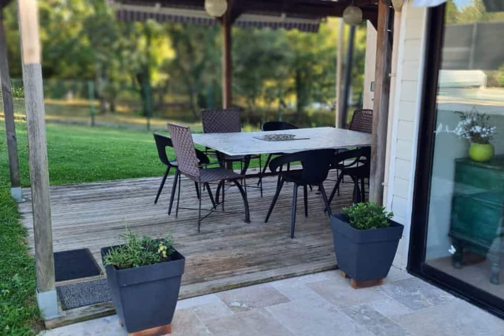 Boisredon House | Holiday Home 'La Font Des Ânes' with Lake View, Wi-Fi and Air Conditioning