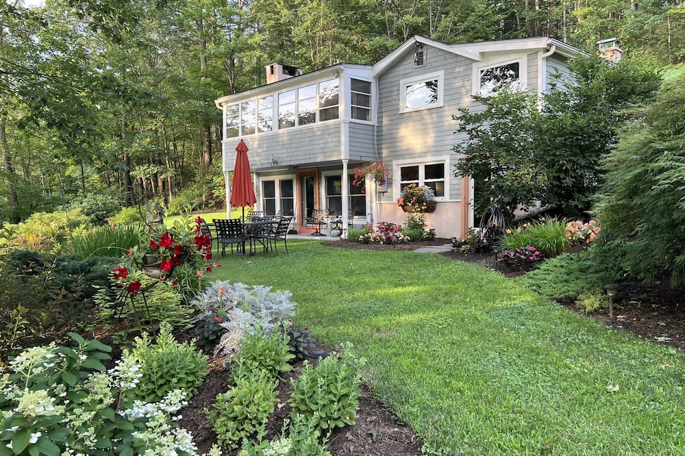 Montague Cottage | Magical Waterfront Gem