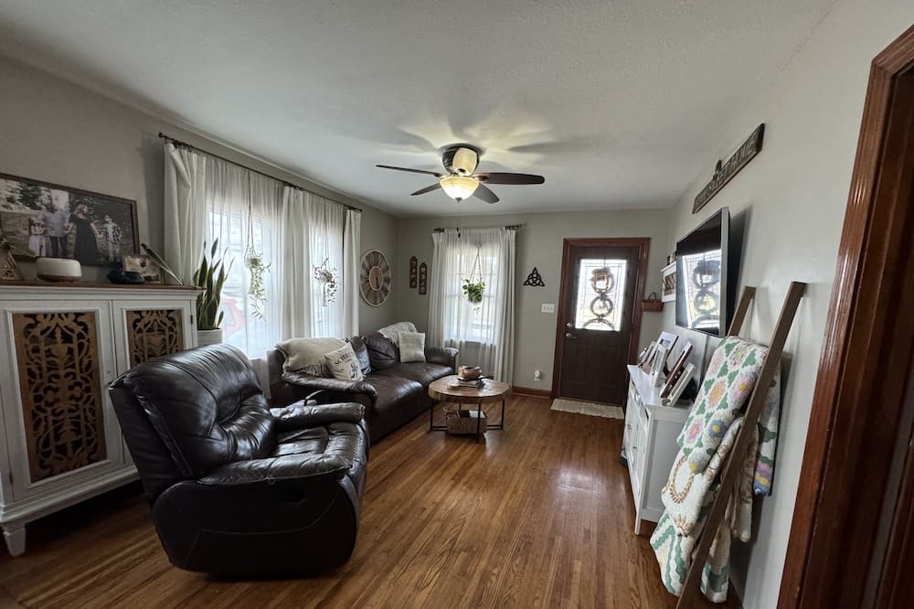 Mount Carmel House | 2024 Solar Eclipse Full Totality Location! 2 Bedroom 1 Bath Home
