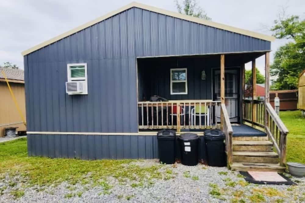 Pipestem Cabin | Cozy Tiny House close to outdoor activities - 3 minutes to Pipestem State Park!