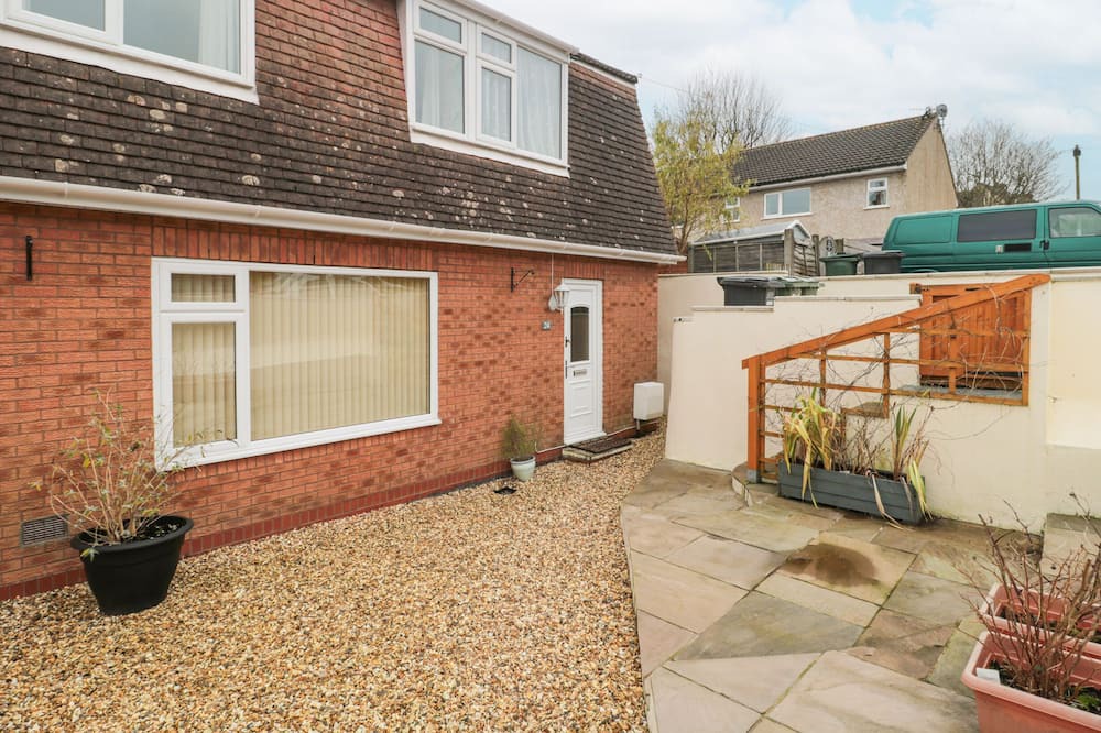 Portishead Cottage | 24 SEVERN ROAD, pet friendly, with hot tub in Portishead