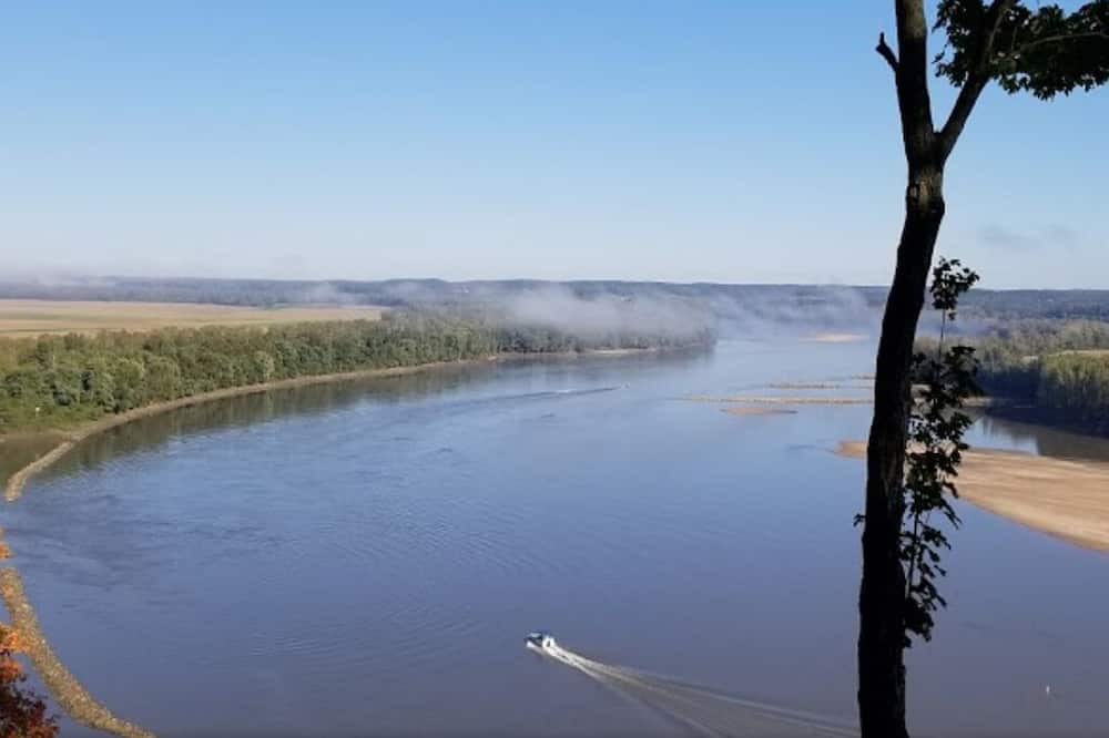 Treloar Bed & Breakfast | Wine Haus: charming cottage with breathtaking views of the Missouri River!!