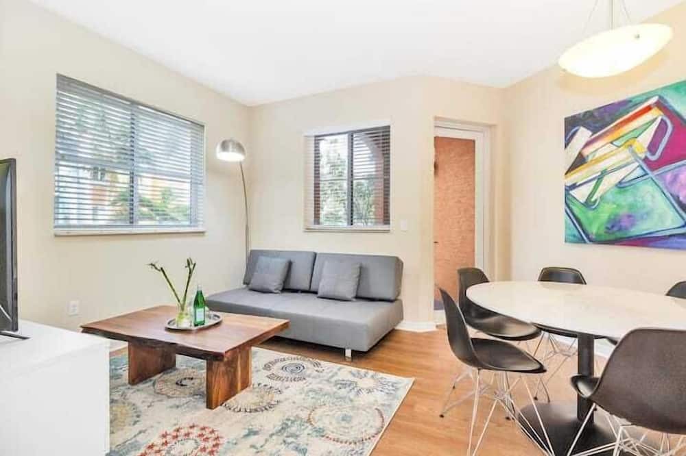 South Miami Apartment | 2 Bedroom 839831 by Houzlet