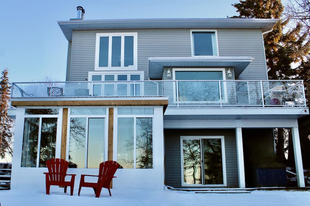 Rochon Sands House | Buffalo Lake Private Beach & Backyard KingBD