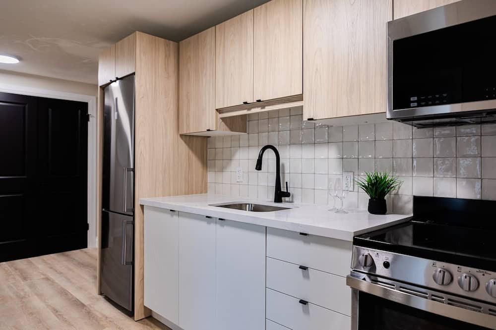 Kitchener Apartment | Trendy 1 Queen Bed Studio Prime DT Location!