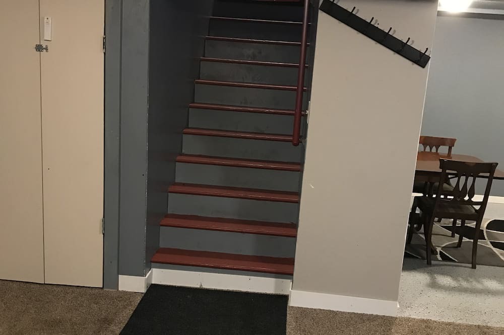 Dickinson Condo | Cul-da-sac hide-a-way