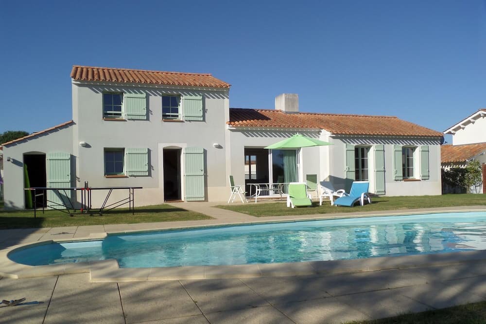 L'Aiguillon-sur-Vie Villa | Villa 'Emeraude' with Private Pool, Private Terrace and Wi-Fi
