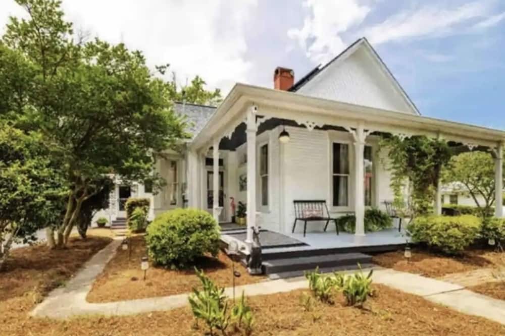 De Funiak Springs House | Minutes from historic downtown and Lake Defuniak! Pet friendly 🐶