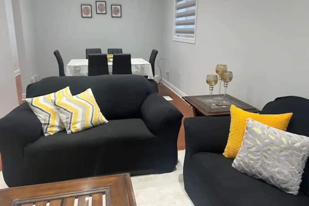 Malton House | 4-6 km, from Toronto Pearson Airport .3 Private Bed Rooms+ Hall Sleep 2 to 8 .