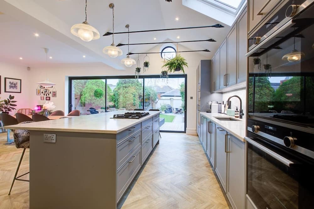 Chingford House | Chic 4-BR Home w/ Hot Tub & BBQ in Hornbeam Lane
