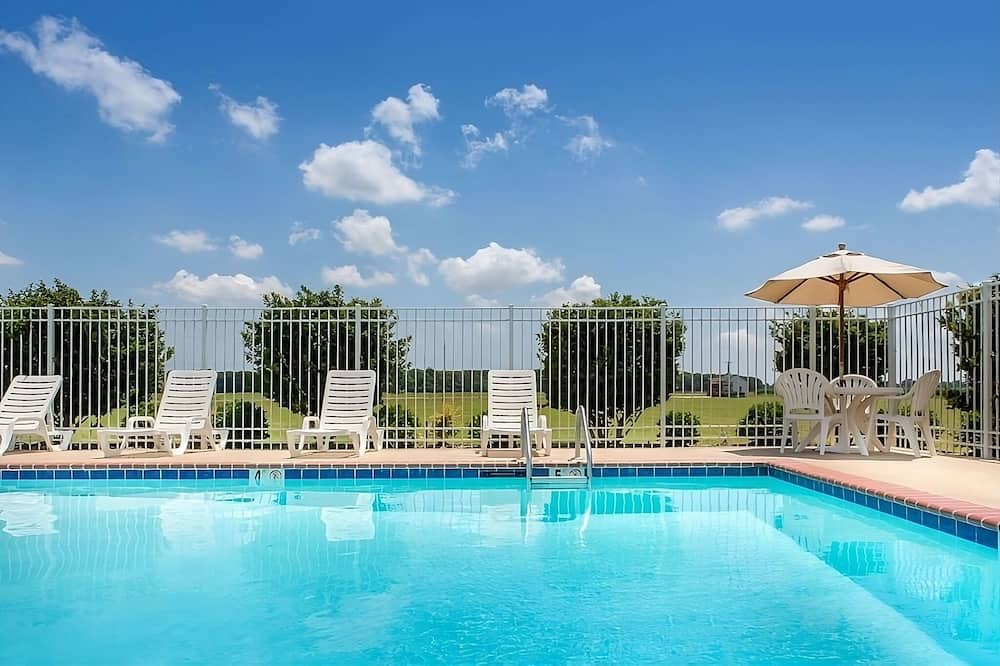 Saint Landry House | Excellent Choice! Comes with Free Breakfast & Parking, Outdoor Swimming Pool!