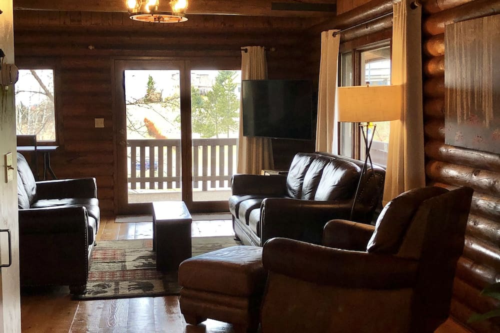 Bozeman Cabin | Comfortable log home in great Bozeman location close to MSU, hospital and trails