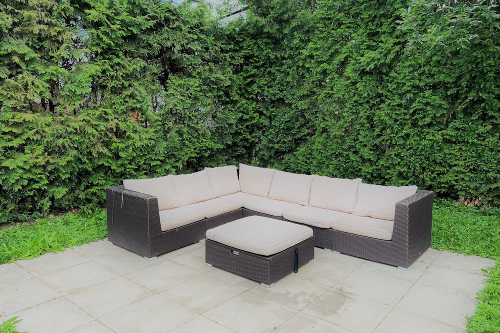 LaSalle Apartment | Luxury 2-Bed Apt for 6: Near Airport & Downtown, Backyard with free Parking