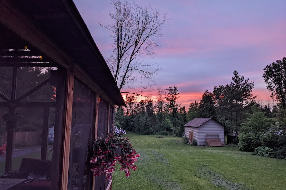 South Dundas House | Country bungalow with hot tub. Near trails, beaches, fishing. Pets welcome!