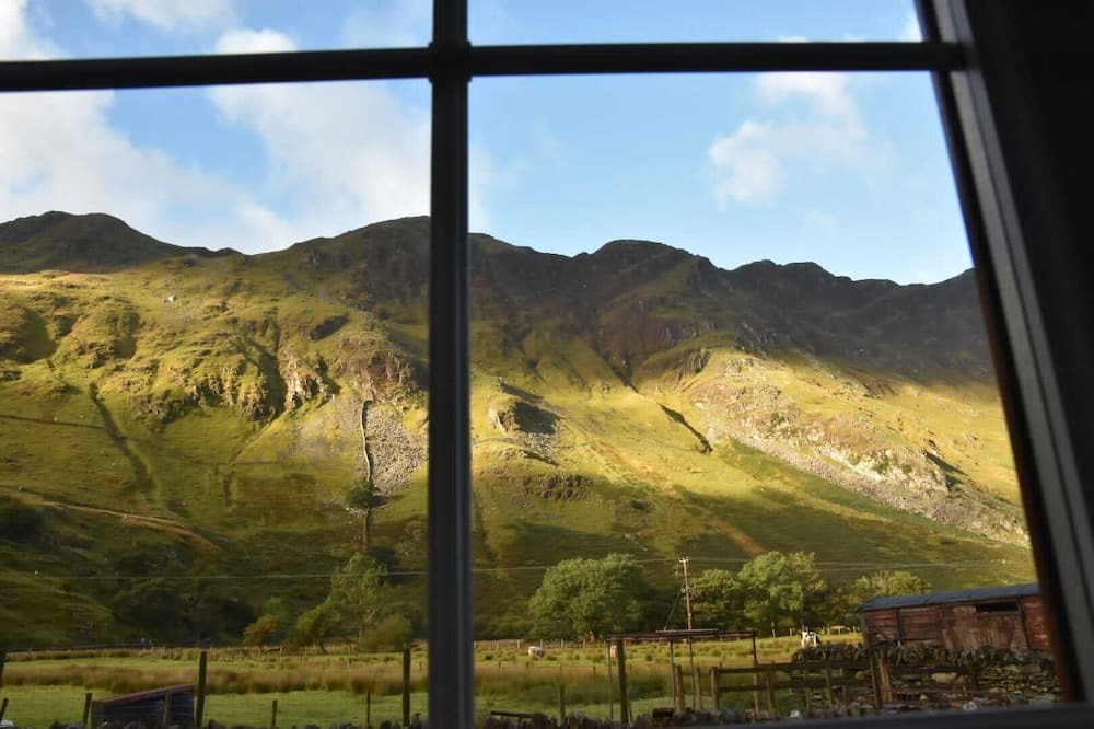 Nant Peris Cottage | Traditional Welsh stone cottage nestled within the iconic Llanberis Pass.