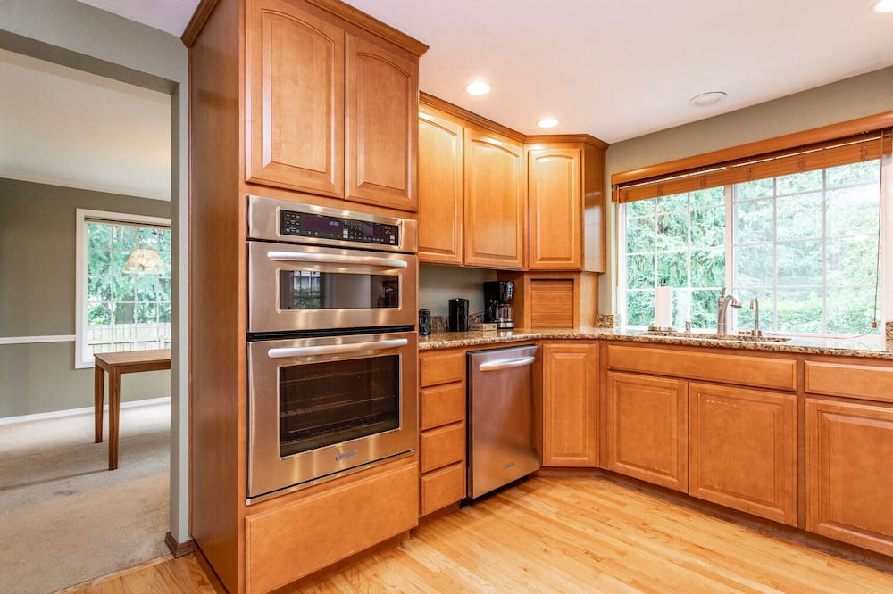 Covington House | Sleek Kent 3BR w/ Patio & Garage, nr Botanical Garden, by Blueground