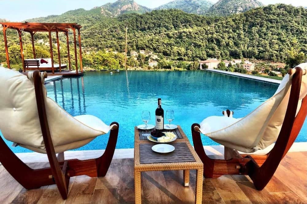 Avlana House | Greenery Home with Shared Pool in Marmaris