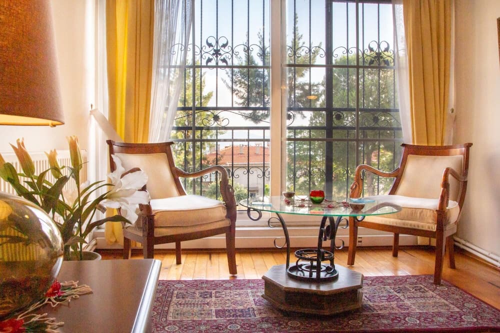 Cigli Apartment | Spacious Detached House with Garden in Izmir