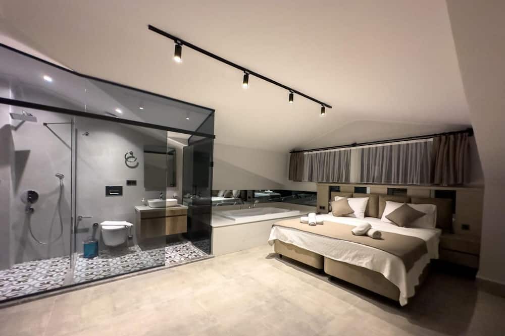 Fethiye City Center Villa | Luxurious Villa w Pool Sauna Patio in Fethiye