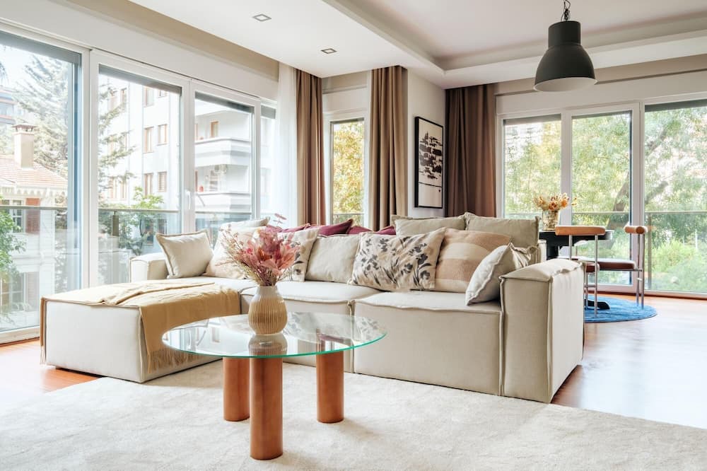 Fenerbahce Apartment | Central, Spacious Flat 3 min to Coast in Kadikoy