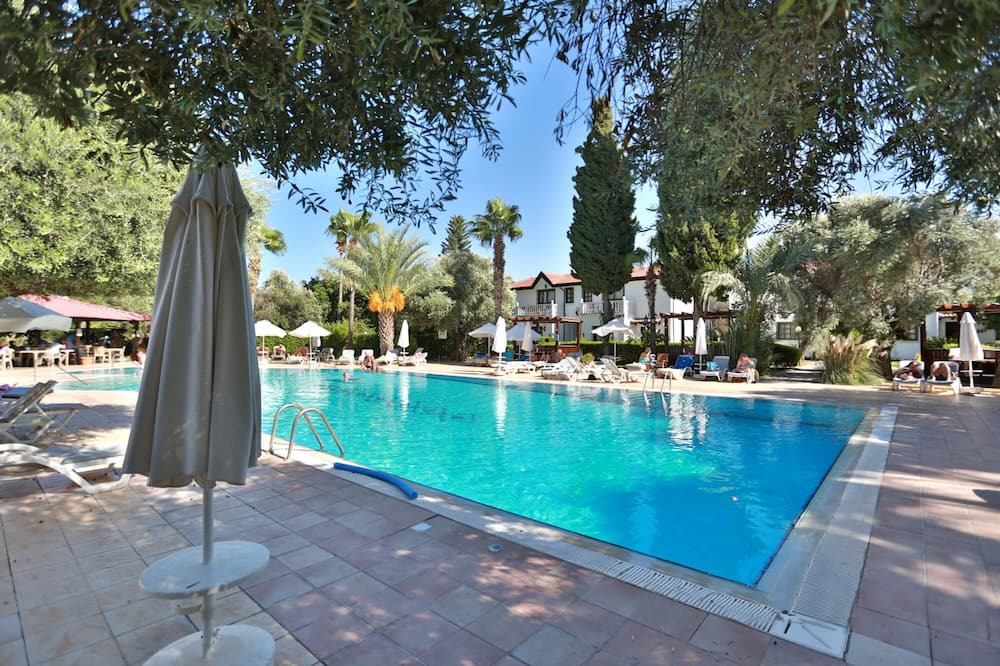 Zeytinlik Villa | Villa w Pool, Garden and Patio by Beach in Kyrenia