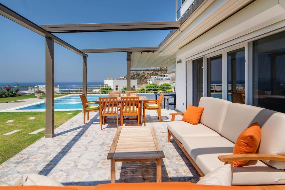 Yalikavak Villa | Villa w Pool Garden Patio 1 min to Beach in Bodrum