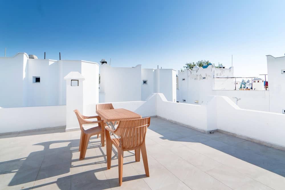 Turgutreis City Center Apartment | Chic Flat w Terrace 3 min to Beach in Bodrum
