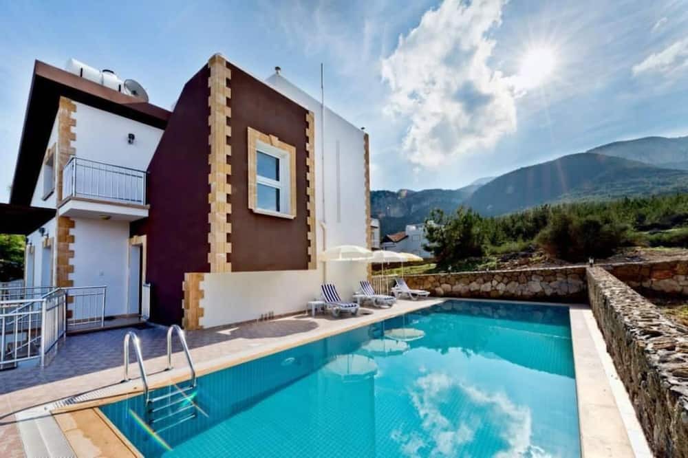 Kyrenia Villa | House with Shared Pool and Terrace 9 min to Beach