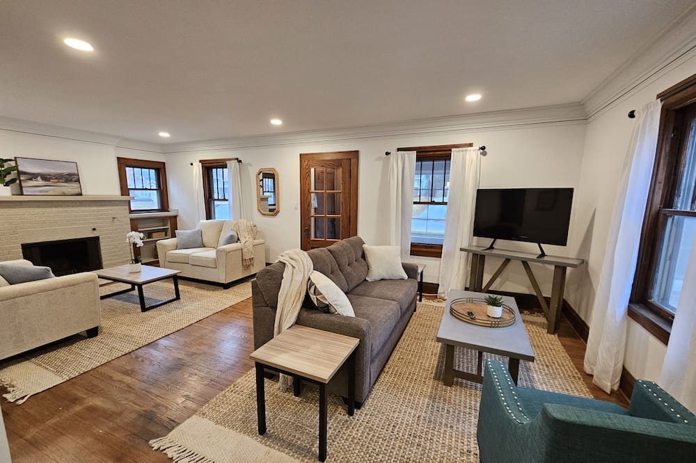 Des Moines Cottage | Cozy charm in peaceful Waterbury. 5 minutes from downtown Des Moines and Drake