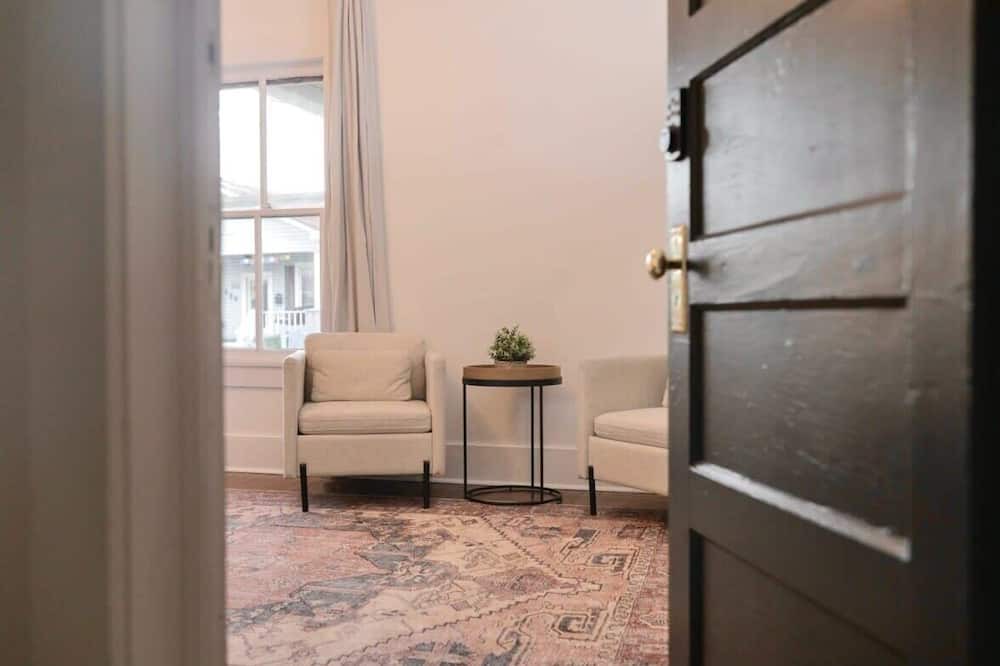 Freetown - Port Rico House | Stroll to Live Music and Dining Scene