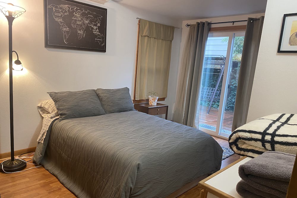 Southeast Eugene House | Unique & cozy South Eugene home, pet friendly, fenced yard, great neighborhood