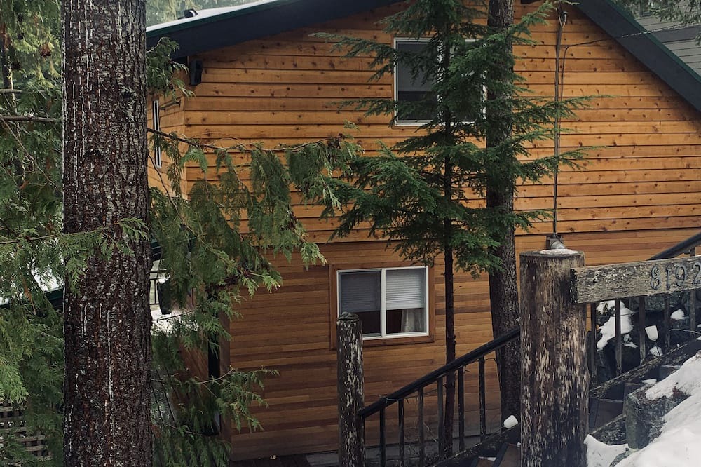 Alpine Meadows Cabin | Cozy 1970's Ski Cabin in Whistler, close to Whistler Village and ski lifts