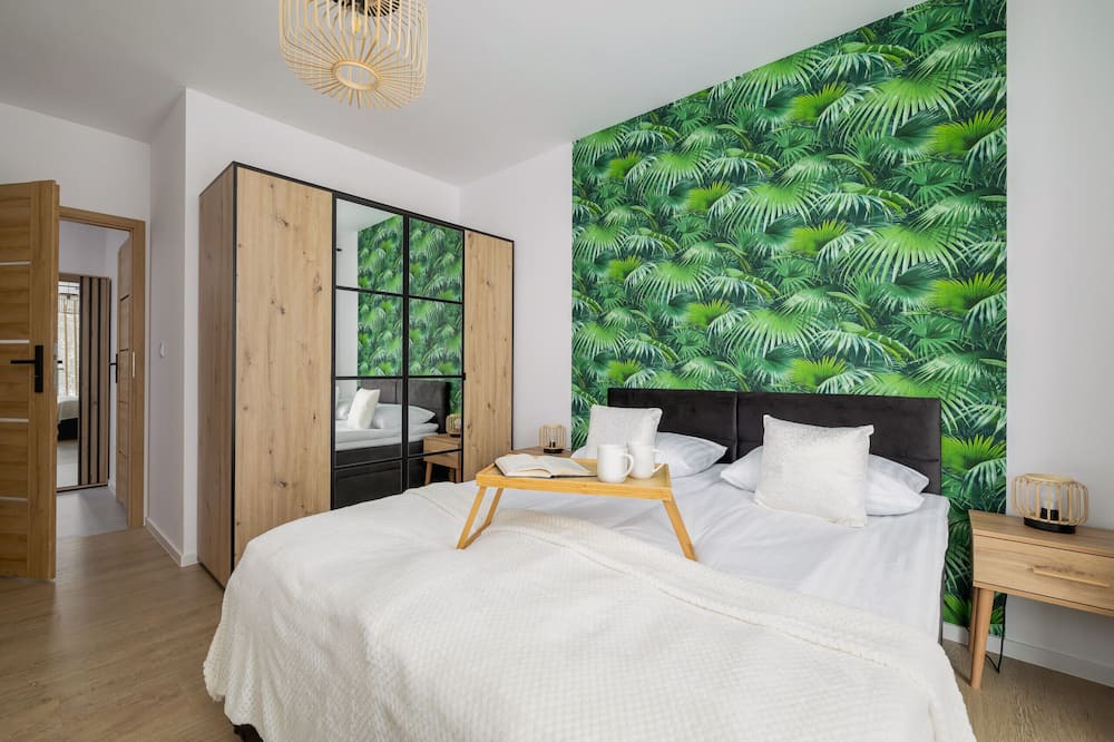 Bytkow Apartment | Apartament Otoczony Zielenią by Renters