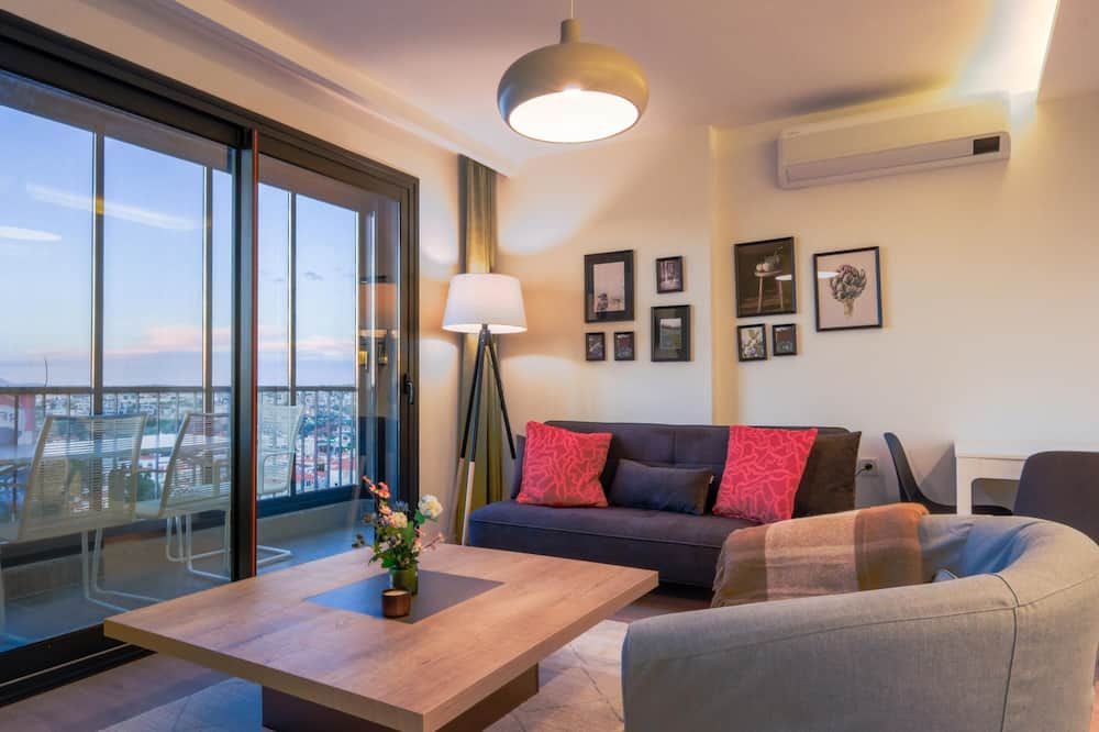 Cesme Apartment | Comfy Flat with Balcony 5 min to Cesme Marina