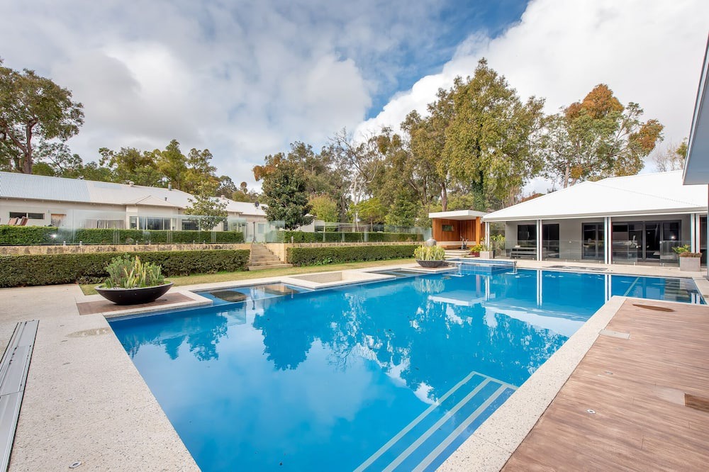 Hocking House | 8 Bedroom Whole House + Sauna and Spa