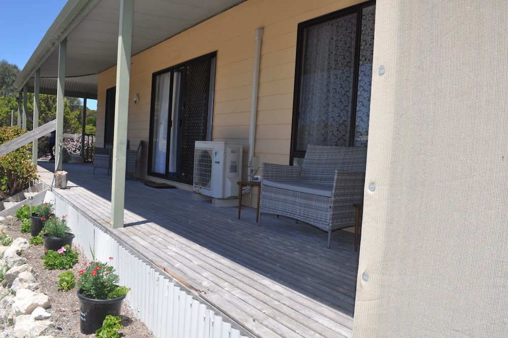 Island Beach Cottage | Nan's Cottage In bush setting 2 min from beach.