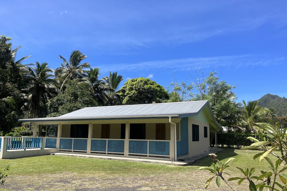 Avarua House | Modern spacious home - Mountain-side views, 10 minute walk to the beach.